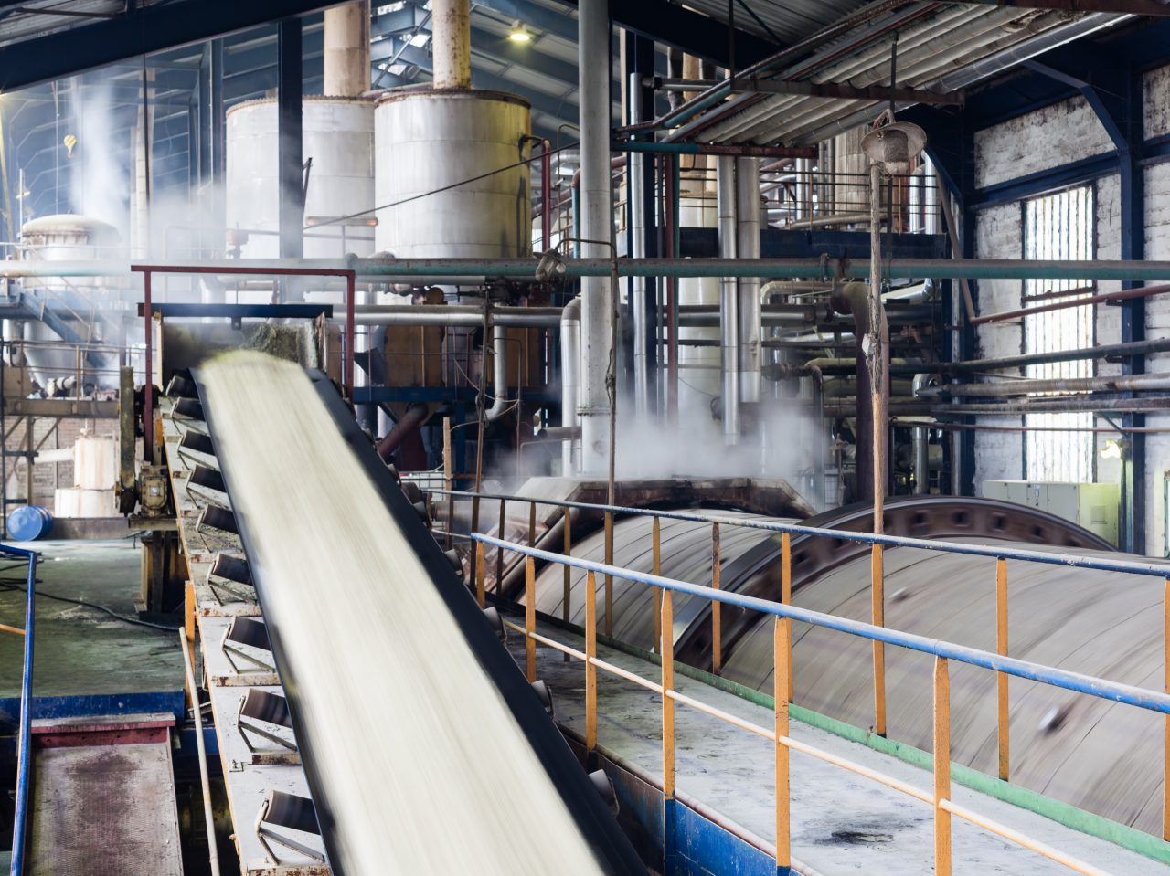 Transport of sugar on the production line 